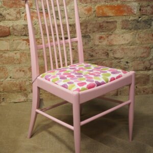 vaaleanpunainen tuoli